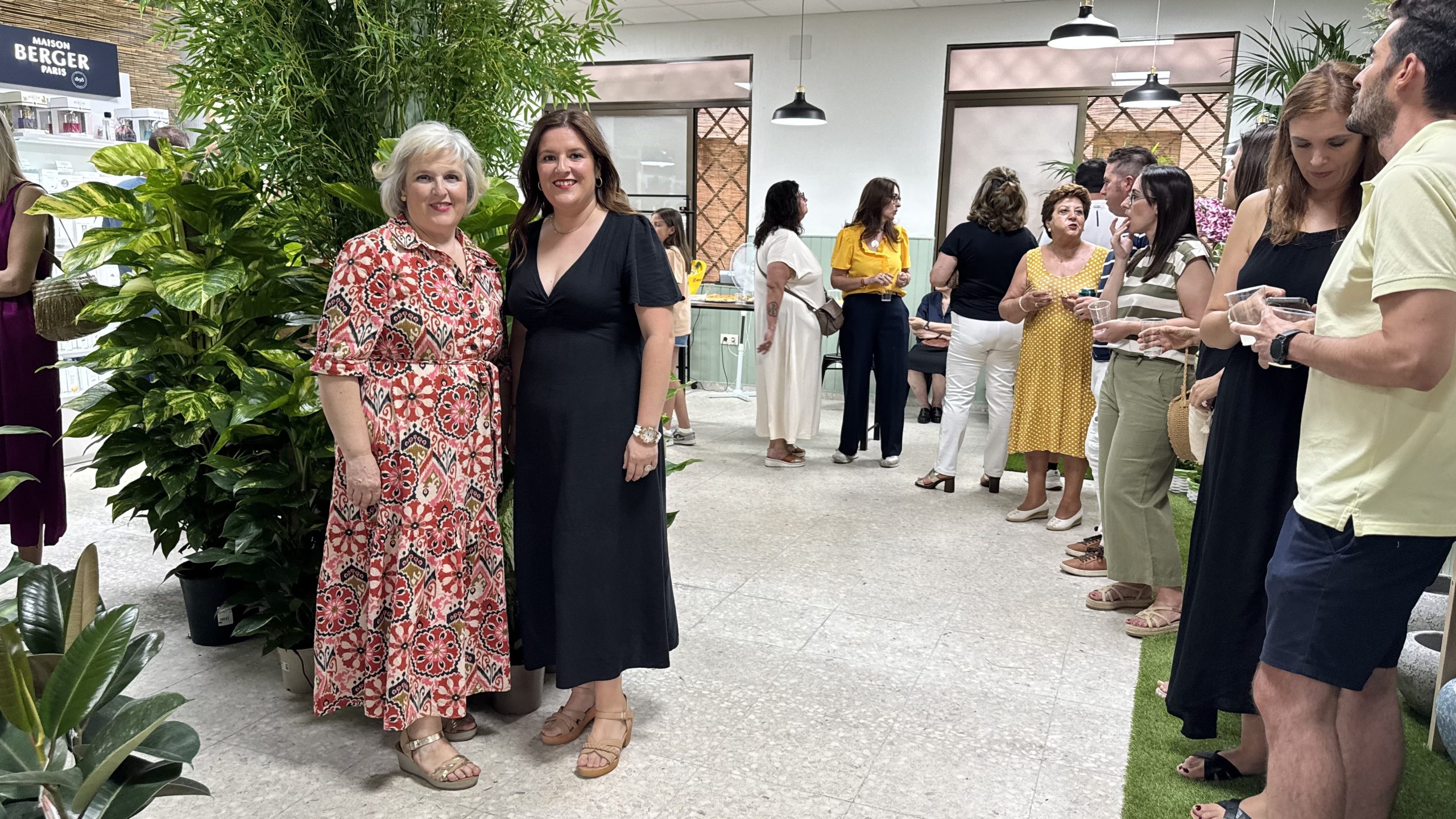 Rosi Floristas inaugura nueva tienda en Corral del Almaguer (Toledo) el 5 de julio 2025 El pasado 5 de julio de 2025, Rosi Floristas celebr&oacute; la apertura de su nuevo establecimiento en Corral del Almaguer (Toledo), consolidando as&iacute; su presencia en la provincia y reafirmando su apuesta por la calidad en florister&iacute;a y decoraci&oacute;n. Situada en la Calle Real, 115, la nueva tienda ofrece un espacio elegante y acogedor, con una cuidada selecci&oacute;n de flores frescas, ramos dise&ntilde;ados a medida y complementos &uacute;nicos para eventos y celebraciones. El local ha sido concebido para brindar una experiencia sensorial envolvente: aromas delicados, iluminaci&oacute;n c&aacute;lida y una atenci&oacute;n personalizada que ya es sello de la casa. El acto inaugural reuni&oacute; a vecinos, autoridades y clientes fieles en un ambiente festivo. Desde el equipo de Rosi Floristas se destac&oacute; el compromiso con la comunidad local, la apuesta por el talento artesano y la sostenibilidad floral, con el uso de flores de temporada y proximidad. La directora de Rosi Floristas expres&oacute;: &ldquo;Queremos que cada cliente se sienta acompa&ntilde;ado en cada ocasi&oacute;n especial. Esta apertura representa un paso m&aacute;s en nuestra misi&oacute;n de llevar la emoci&oacute;n de las flores a todos los rincones de Castilla-La Mancha.&rdquo; Con esta nueva tienda, Rosi Floristas acerca a&uacute;n m&aacute;s sus servicios a la comarca: desde arreglos para bodas hasta decoraci&oacute;n empresarial o detalles personalizados para regalar. Adem&aacute;s, se ofrece servicio de atenci&oacute;n al cliente por tel&eacute;fono o email, as&iacute; como encargos para recogida y entrega. Datos de contacto del nuevo establecimiento: 📍 Direcci&oacute;n: Calle Real, 115 - Corral de Almaguer (Toledo) 🕘 Horario comercial: Lunes a Viernes: 10:00 a 13:30 y 18:00 a 20:00 S&aacute;bados: 10:00 a 13:30 📞 Tel&eacute;fono: 925 12 59 08 ✉️ Correo electr&oacute;nico: informacion@rosifloristas.eu