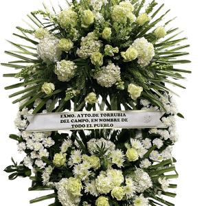 Corona de flores blancas