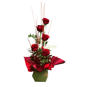 Caja con 5 rosas rojas y detalle Te quiero &ndash; Rosi Floristas
