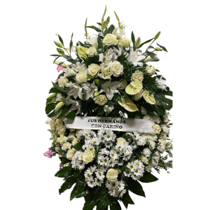 Corona funeraria Ocaso con lilium blancos y rosas crema – Rosi Floristas