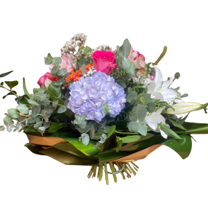 Ramo de flores frescas con hortensia, rosas, liliums, gerberas y margaritas. El Ramo París de Rosi Floristas es un diseño floral premium disponible en tres tamaños.